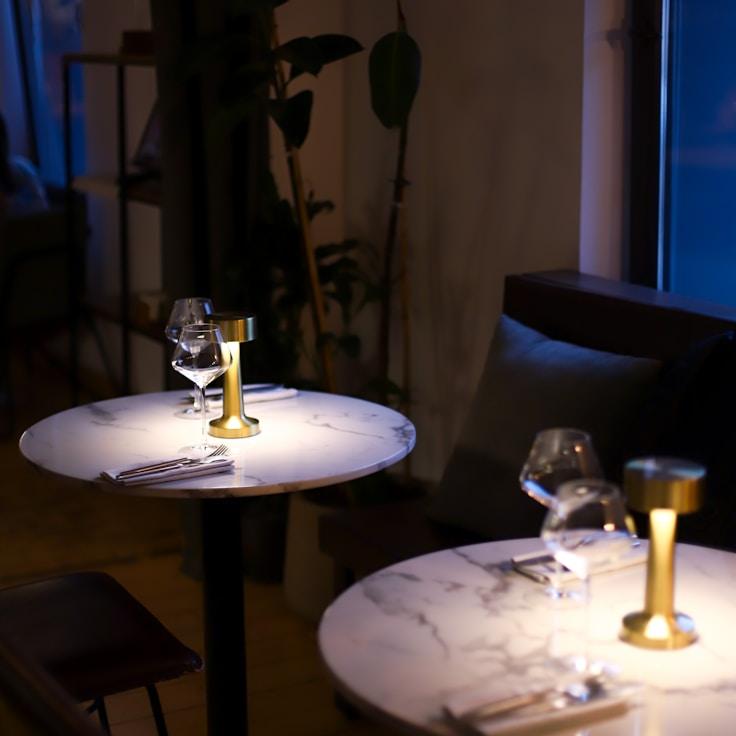 Lässiges Restaurant mit Sitzecken